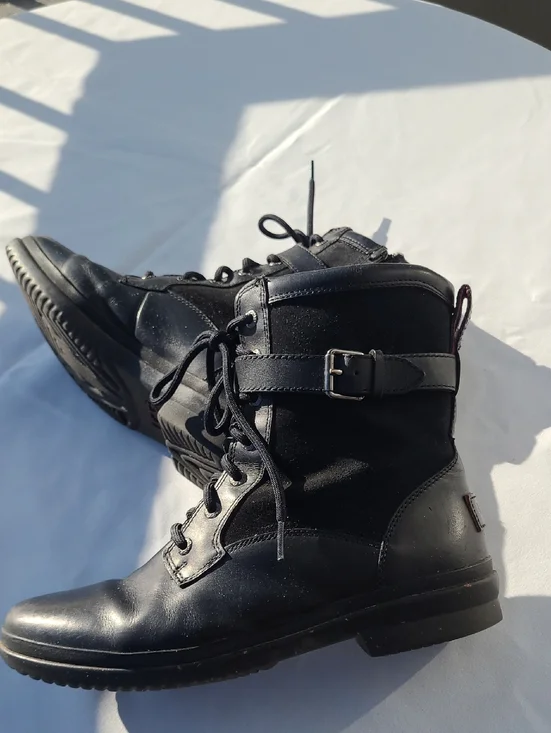 UGGS 9.5 - Picture 3 of 10